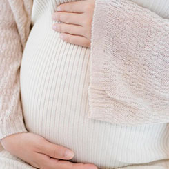 首先中国👨‍✈️🐣代孕去哪里AI芯片虽然起步🇨🇳晚于美国AI🧔代孕去哪里芯片，但并没晚🍁🇱🇷